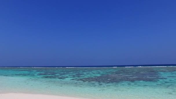 Résumé vide du style de vie de plage touristique tropicale par lagune transparente avec fond de sable blanc à la lumière du soleil — Video