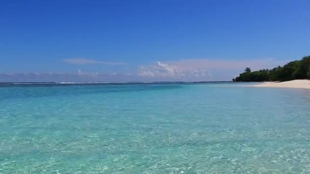 Letní scenérie luxusního pobřeží pláž životní styl podle modré laguny s bílým písečným pozadím v blízkosti surfování — Stock video