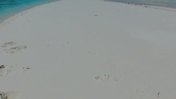 Cálido resumen de tranquila aventura en la playa junto a la laguna azul con fondo de arena blanca cerca del arrecife — Vídeos de Stock