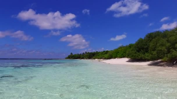Vuoto astratto di tranquilla spiaggia turistica fauna selvatica da acqua blu con sfondo di sabbia bianca vicino a banco di sabbia — Video Stock