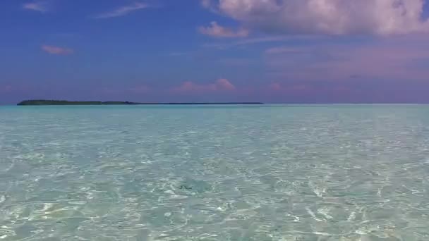 Paesaggio diurno di resort di lusso spiaggia tempo dal mare blu con sfondo di sabbia bianca vicino a palme — Video Stock