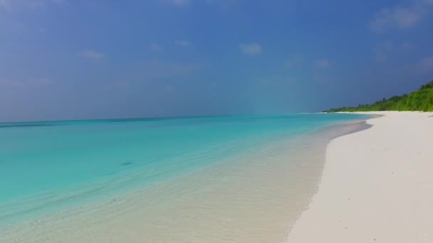Sommar struktur av marina resort strand semester med turkos hav med vit sand bakgrund nära vågor — Stockvideo