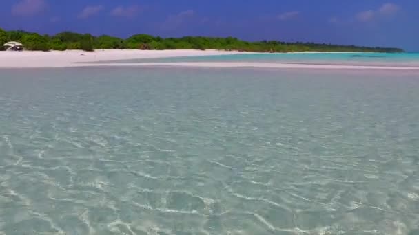 Viaggio diurno di lusso costa spiaggia viaggio dal mare blu e sfondo sabbioso luminoso vicino resort — Video Stock