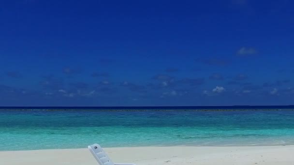 Kopieer ruimte natuur van idyllisch uitzicht op zee strand avontuur door blauwe zee met wit zand achtergrond in de buurt palmen — Stockvideo