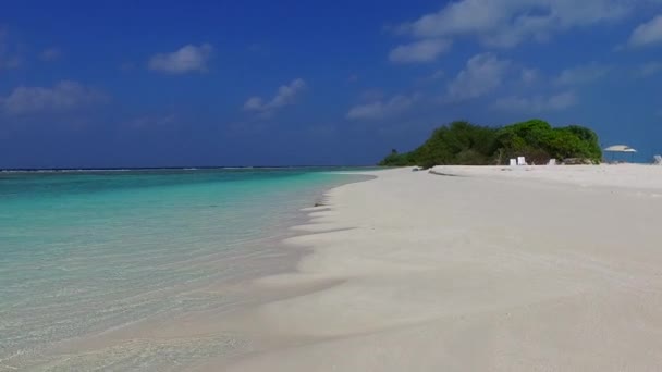 Marina ensolarada de belas férias de praia turística por água transparente com fundo arenoso limpo perto de recife — Vídeo de Stock