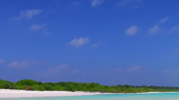 Sunny abstrakt tropické pobřeží plážový čas podle modré laguny a bílé písečné pozadí v blízkosti písečného břehu — Stock video