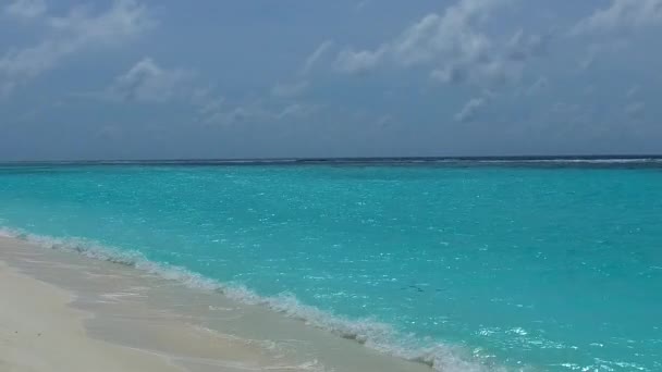 Zomer zeegezicht van perfecte kust strand breken door ondiepe oceaan en schone zandachtergrond in de buurt van surfen — Stockvideo