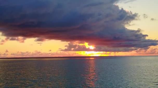 Teplé panorama tropického moře pohled pláž plavba podle tyrkysové vody s bílým písečným pozadím v blízkosti písečného baru — Stock video