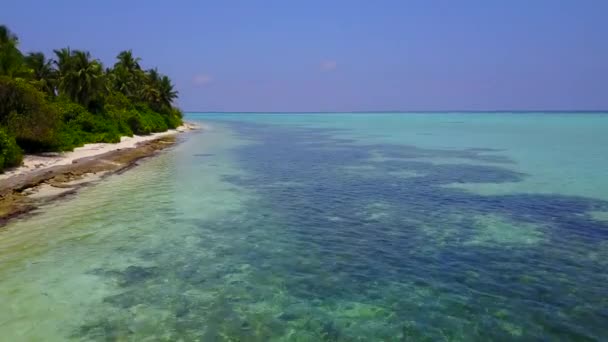 Weitwinkelstruktur der idyllischen Küste Strand Zeit durch blaues Meer mit weißem Sand Hintergrund in der Nähe Resort — Stockvideo