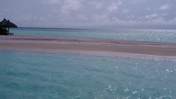 Drohne Antennenhimmel von Luxus Meerblick Strandausflug durch blau grüne Lagune und weißen Sandhintergrund — Stockvideo