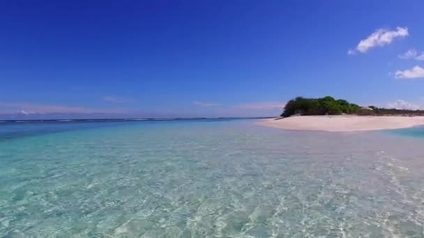 Voyage chaud d'aventure de plage touristique relaxante par lagune bleue et fond sablonneux propre près de la station — Video