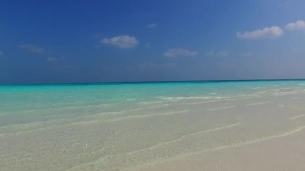 Meleg természet gyönyörű tengerpart strand kaland sekély tenger és fehér homokos háttér közelében zátony — Stock videók
