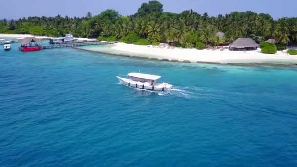 澄んだ海とリゾートの近くの白い砂浜の背景による静かな海岸の休暇の夏の抽象 — ストック動画