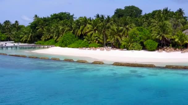 Drone widok podróży spokojnej laguny plaży break przez błękitne zielone morze i białe piaszczyste tło — Wideo stockowe