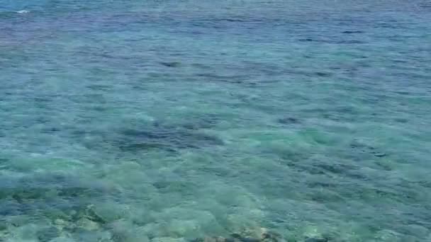 Închideți peisajul lagunei tropicale timp de plajă cu lagună albastră aqua cu fundal nisipos alb lângă surf — Videoclip de stoc