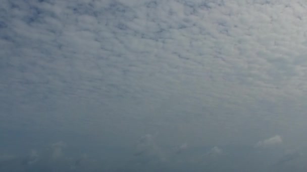 Nahaufnahme des idyllischen Bucht Strand Abenteuer durch blaues Wasser mit sauberem Sandhintergrund nach Sonnenaufgang — Stockvideo