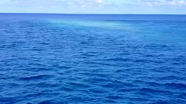 Paysage ensoleillé de lagon parfait voyage de plage par mer transparente avec fond sablonneux blanc près de la station — Video