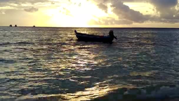 Пустая природа морского курорта пляжный отдых на бирюзовом океане с белым песком на фоне солнечного света — стоковое видео