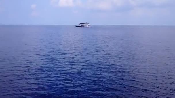 Varm havsutsikt av lyx lagun strandresa med blått hav med vit sand bakgrund i solljus — Stockvideo