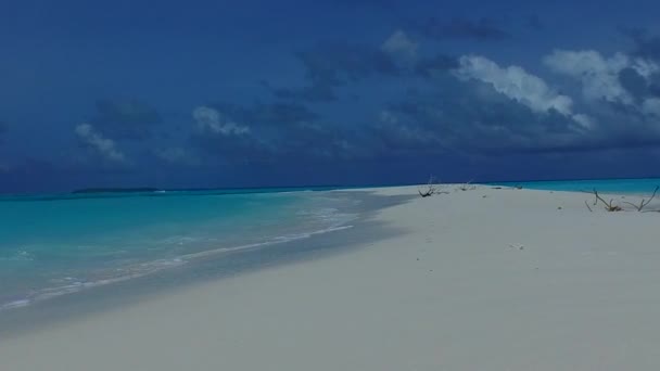 Nappali táj luxus lagúna strand utazás kék lagúna fehér homokos háttér üdülőhely közelében — Stock videók
