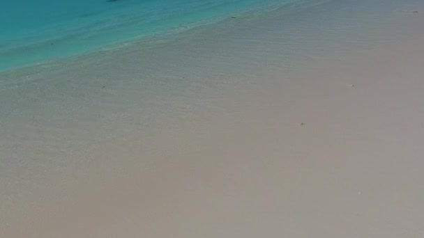 Warme Landschaft mit Meerblick Strand Reise durch transparenten Ozean und weißem Sand Hintergrund vor Sonnenuntergang — Stockvideo