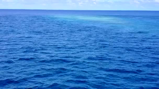 Güneşli tropikal deniz kıyısı gezisi sığ deniz kıyısında, kumsal kenarında beyaz kumlu arka planda. — Stok video