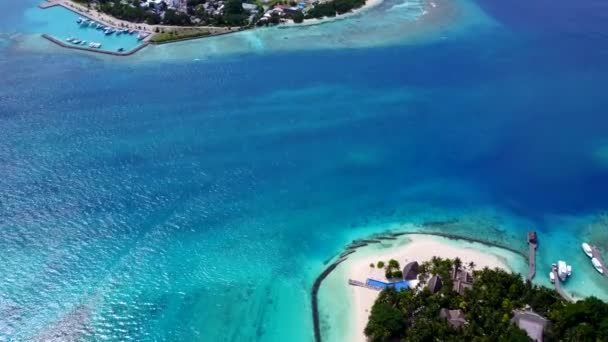 Sonnige Textur der ruhigen Küste Strand Reise durch blaues Wasser und weißen Sandhintergrund in der Nähe von Palmen — Stockvideo