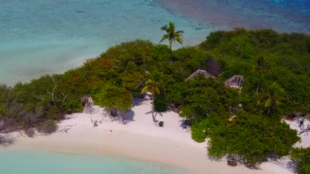 Naturaleza soleada de la tranquila costa estilo de vida de playa junto a la laguna azul con fondo de arena blanca cerca del arrecife — Vídeos de Stock