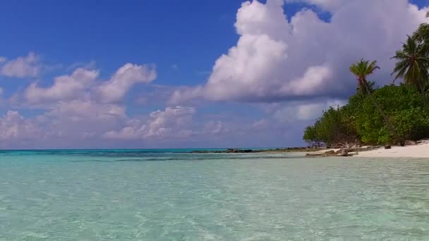 Paisagem vazia da aventura na praia da baía paradisíaca por mar azul-turquesa e fundo arenoso branco após o nascer do sol — Vídeo de Stock