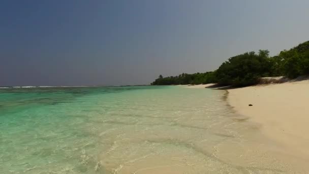 Ηλιόλουστη τουρισμού της παραλίας πολυτελείας χρόνο παραλία με καθαρά νερά με λευκή άμμο φόντο κοντά στις παλάμες — Αρχείο Βίντεο