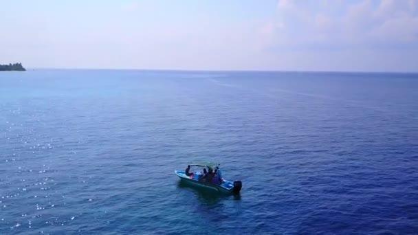Sommar abstrakt av exotiska kust strand resa med blått vatten och vit sand bakgrund nära surfa — Stockvideo