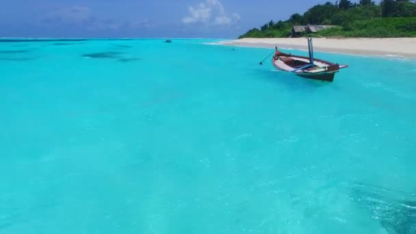 Paysage marin romantique de la mer tropicale vue sur la plage vacances par océan bleu-vert avec fond sablonneux blanc près du récif — Video