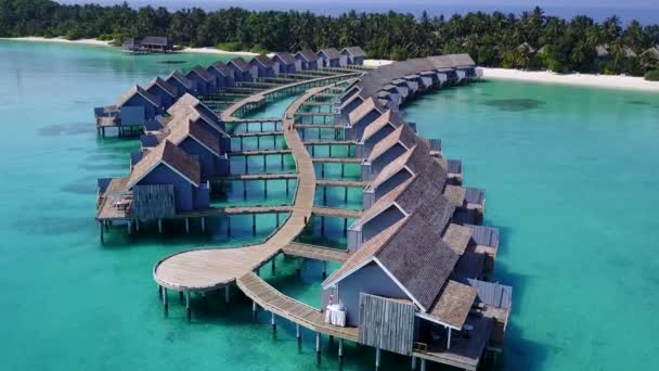 Luftbild Natur der Meeresbucht Strand Reise durch aqua blauen Ozean und weißen Sandhintergrund — Stockvideo