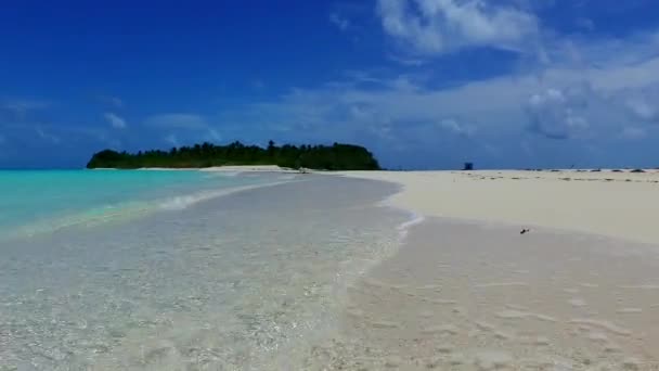 Ciel romantique de paradis station balnéaire vacances par mer turquoise et fond de sable blanc près du banc de sable — Video