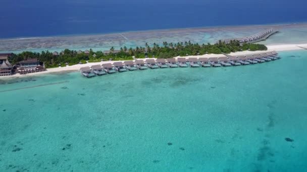 Cálido paisaje marino de exótica vida silvestre de playa turística por laguna azul agua y fondo de arena blanca cerca de banco de arena — Vídeos de Stock