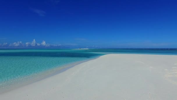 Drone podróży rajskiego czasu plaży turystycznej przez błękitne morze z białym tle piaszczystym — Wideo stockowe