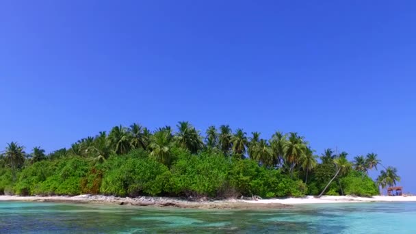 Cielo de verano de vacaciones de playa del complejo tranquilo por el agua azul y fondo de arena blanca cerca del complejo — Vídeos de Stock