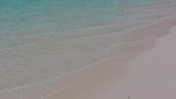 Ежедневный пейзаж экзотического пляжного отдыха с видом на море у синего океана на белом песчаном фоне рядом с курортом — стоковое видео