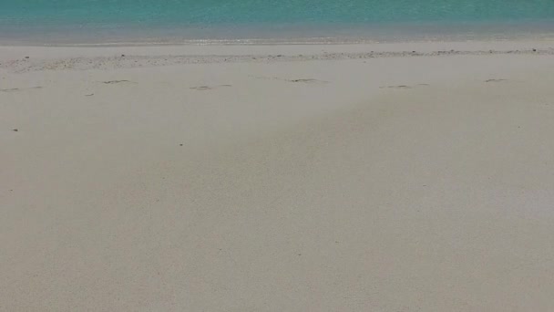 Κοντινό πλάνο ουρανό της γαλήνιας παραλίας παραλία περιπέτεια από μπλε λιμνοθάλασσα με λευκή άμμο φόντο κοντά σε κύματα — Αρχείο Βίντεο
