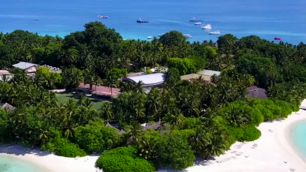 Sunny utazás trópusi sziget strand utazás tiszta lagúna fehér homokos háttér naplemente előtt — Stock videók