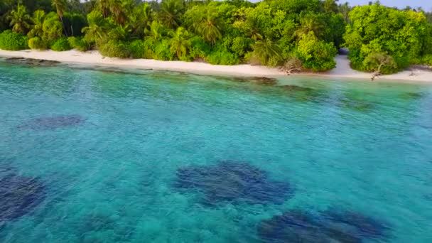 Naturaleza diurna del paraíso viaje a la playa de la bahía por el océano azul y el fondo de arena blanca después del amanecer — Vídeo de stock