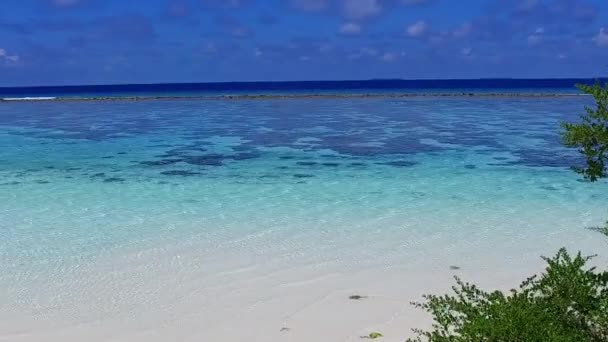 Langit sudut yang lebar dari wisata indah liburan pantai dengan laut biru dan pasir putih latar belakang dekat resor — Stok Video