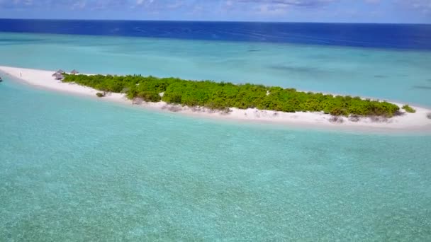 Widok z lotu ptaka tekstura doskonała plaża nad morzem wakacje przez niebieską lagunę z białym, piaszczystym tle — Wideo stockowe