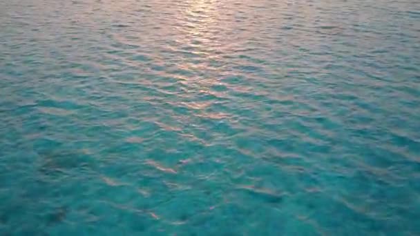Caldo paesaggio marino di rilassante baia spiaggia avventura da laguna blu e sfondo di sabbia bianca vicino onde — Video Stock