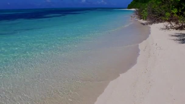 Теплый пейзаж идиллического морского побережья время на сине-зеленом море и белый песок фоне после восхода солнца — стоковое видео
