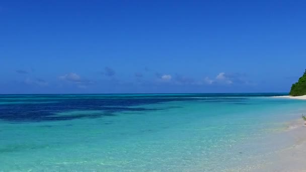 リゾートの近くに白い砂浜の背景と浅い海による豪華な湾のビーチブレイクのスペーステクスチャをコピーします。 — ストック動画
