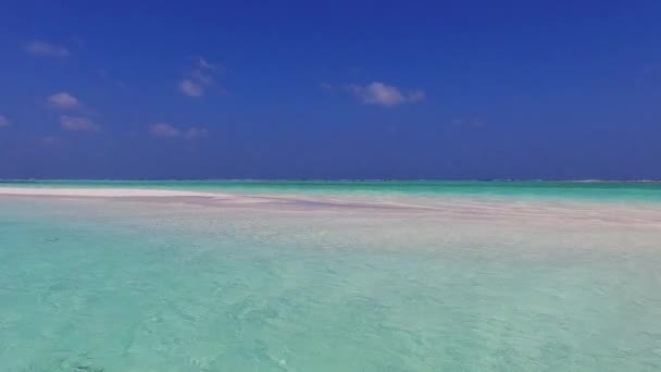 Ciepła podróż doskonałej przygody wybrzeża plaży przez błękitną zieloną wodę i białe piaszczyste tło w pobliżu piaskownicy — Wideo stockowe
