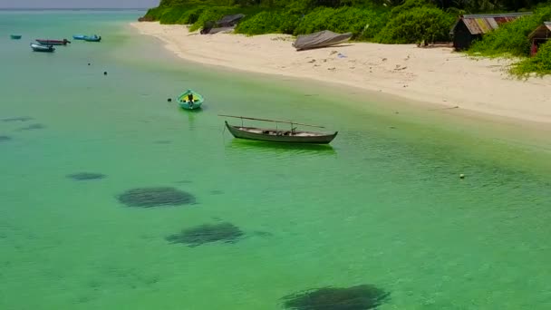 Kopieer ruimte toerisme van mariene lagune strand avontuur door heldere zee met wit zand achtergrond in de buurt van rif — Stockvideo