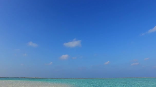 Letnia panorama idyllicznej plaży brzegowej przez turkusowe morze z białym tle piasku w pobliżu fal — Wideo stockowe