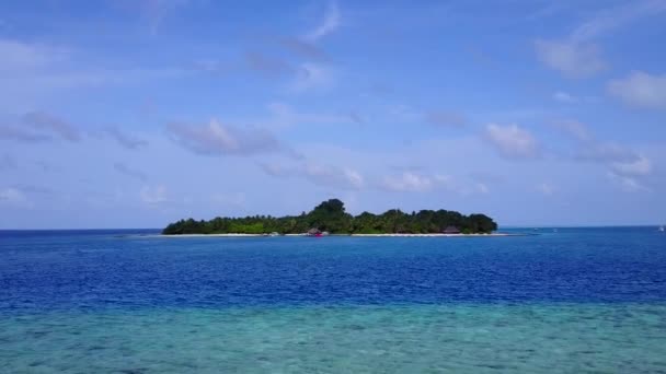 Turkuaz deniz ve beyaz kum arka planıyla Cennet 'in hava aracı turistik plaj gezisi — Stok video